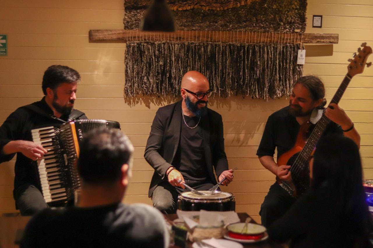 Música en vivo y piano en La Grey - Café Cultural en Puerto Varas